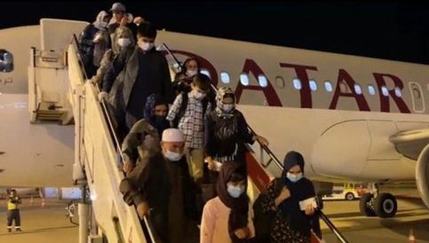 Mberrin ne mesnate avioni i trete me afgane ne Shqiperi: Ne total 275 refugjate